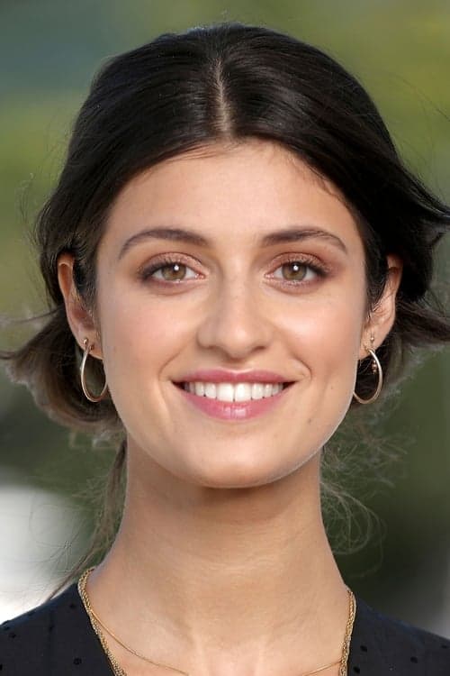 Photo of Anya Chalotra