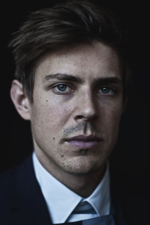 Photo of Chris Lowell