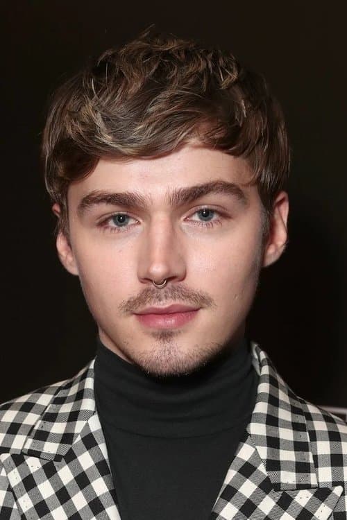 Photo of Miles Heizer